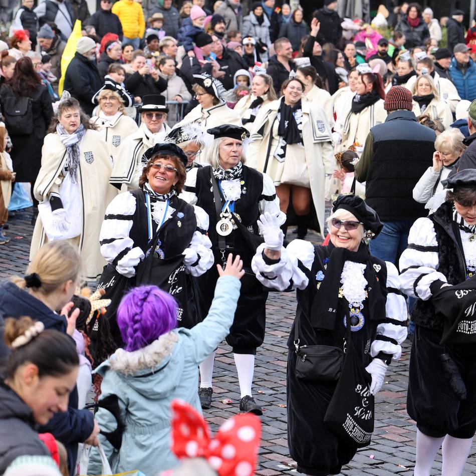 Karneval am Rosenmontag: Voller Marktplatz auch ohne Rathaussturm in Rheydt