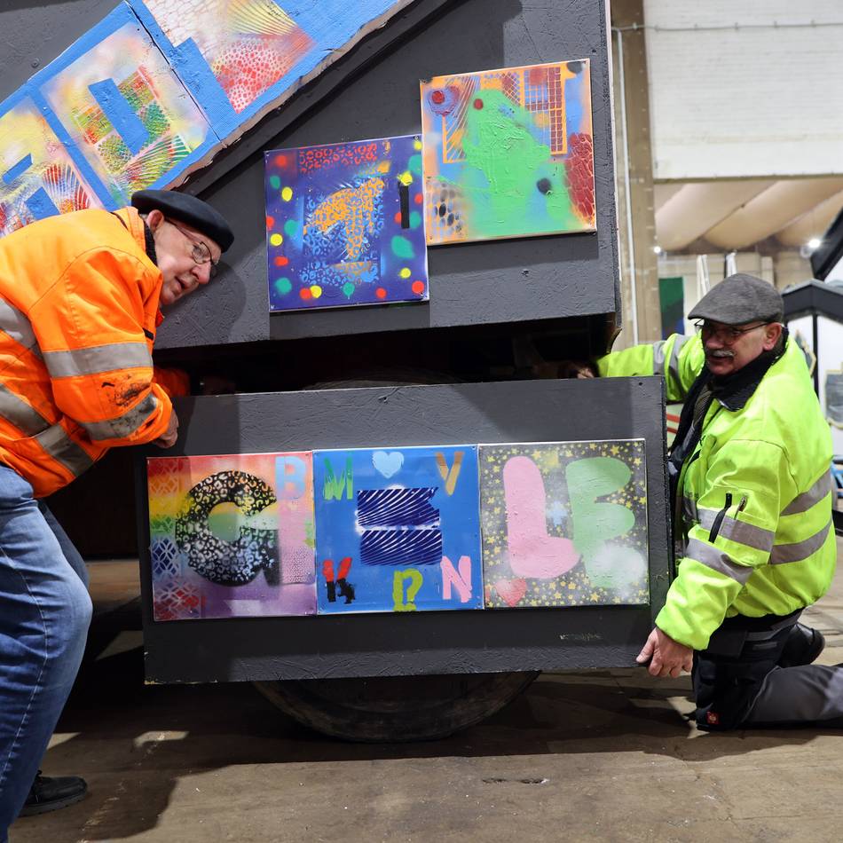 Im Mönchengladbacher „Narrennest“: „Karneval kommt immer plötzlich“ – so weit sind die Wagen für den VDZ