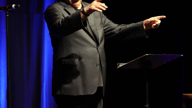 Kabarettist bei der Wintermusik in Mönchengladbach: Wilfried Schmickler poltert gegen Politik, Neid und Gier