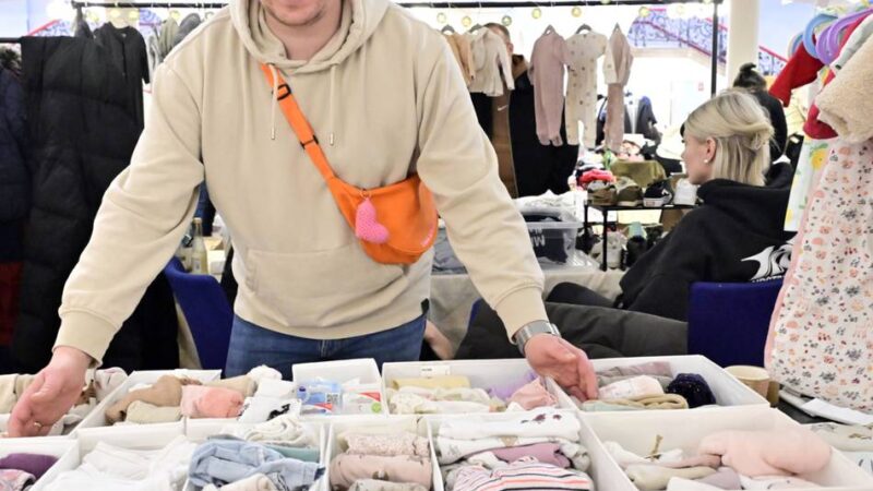 „Mami & Mini Kinderflohmarkt“ in Mönchengladbach: Mützchen, Strampler oder Plüschtiere aus zweiter Hand