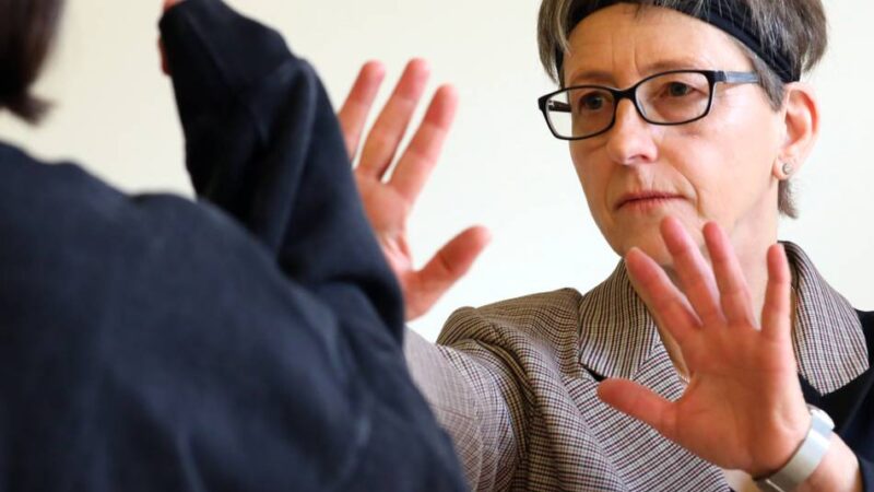 Neuer Selbstbehauptungskursus in Moers: Mehr als Technik – was Frauen von Ex-Polizistin Susanne Müller lernen können