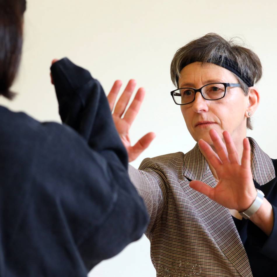 Neuer Selbstbehauptungskursus in Moers: Mehr als Technik – was Frauen von Ex-Polizistin Susanne Müller lernen können