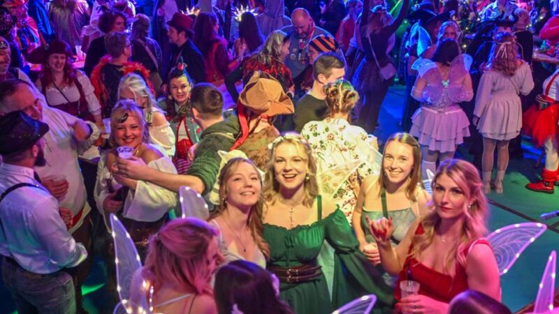 Magischer Karneval in Kempen: Volle Hütte beim Funkenbiwak