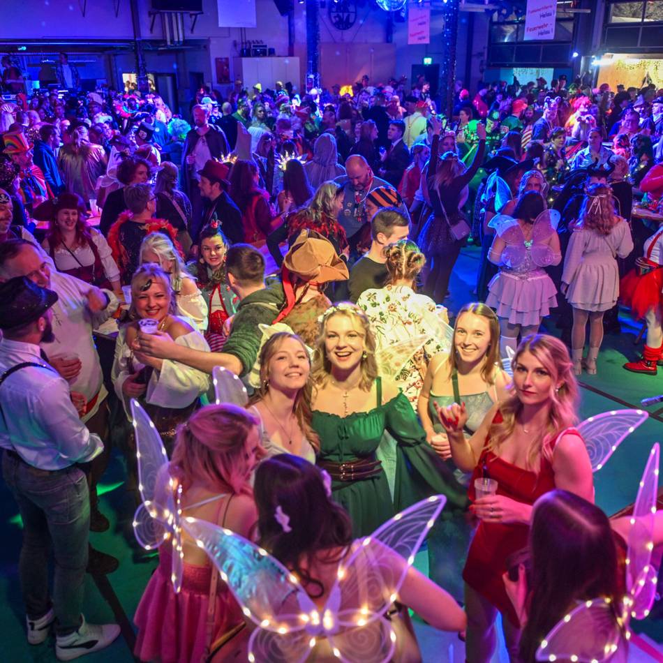 Magischer Karneval in Kempen: Volle Hütte beim Funkenbiwak