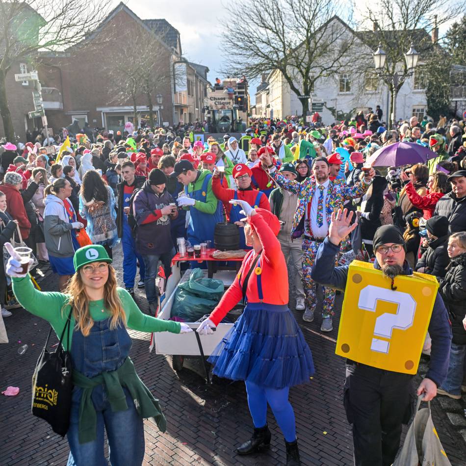 Rüseldensdagszug durch den Ort: Issum feiert bei Sonnenschein und Regen Karneval