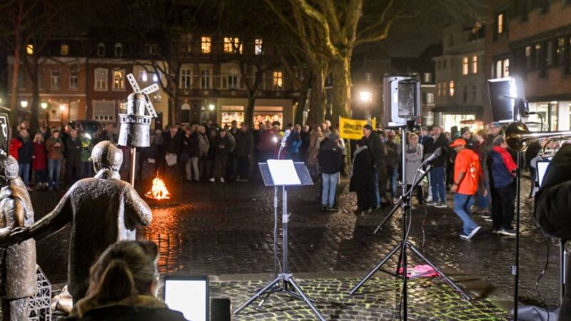Mahnwache in Kempen: „Wir dürfen die Menschen in der Ukraine nicht vergessen“