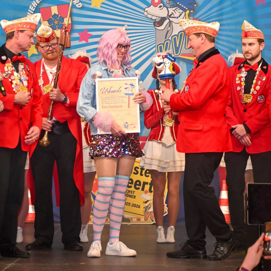 Karnevalstag in Veert: Kyra Kleinmanns trägt Steckenpferd durch die „Baustelle Veert“