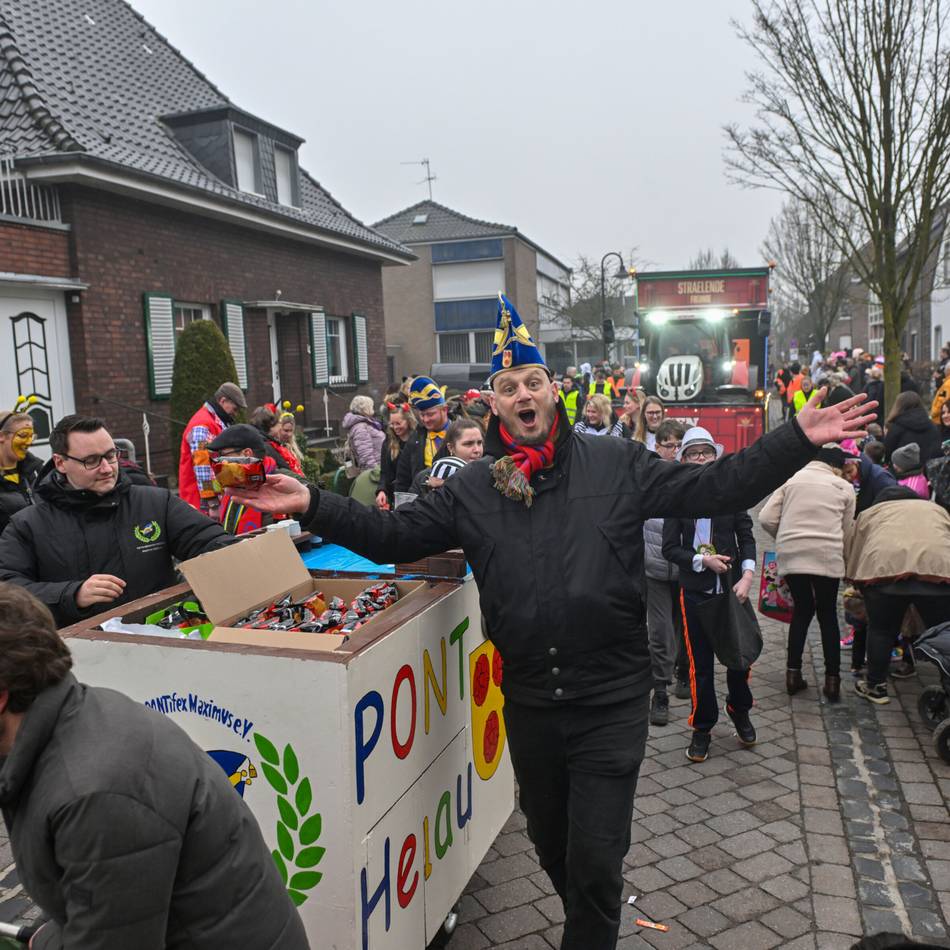 Narrenzeit mit dem Pontifex Maximus: Familiäre Stimmung beim Karnevalszug in Pont