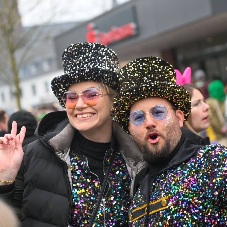 Die besten Bilder vom Karnevalszug: Wild gewordene Minions gehen auf Safari – Hunderte Narren feiern Karneval in Aldekerk