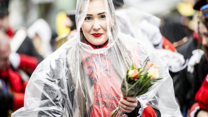 Rosenmontag in Düsseldorf: Mal bei Platzregen, dann bei Sonnenschein – so ausgelassen feierten die Narren