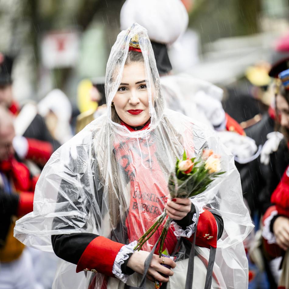 Rosenmontag in Düsseldorf: Mal bei Platzregen, dann bei Sonnenschein – so ausgelassen feierten die Narren