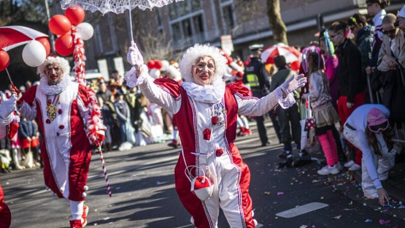 Närrisches Treiben in Düsseldorf: So kommen die Jecken an Karneval 2026 am besten zu den Umzügen