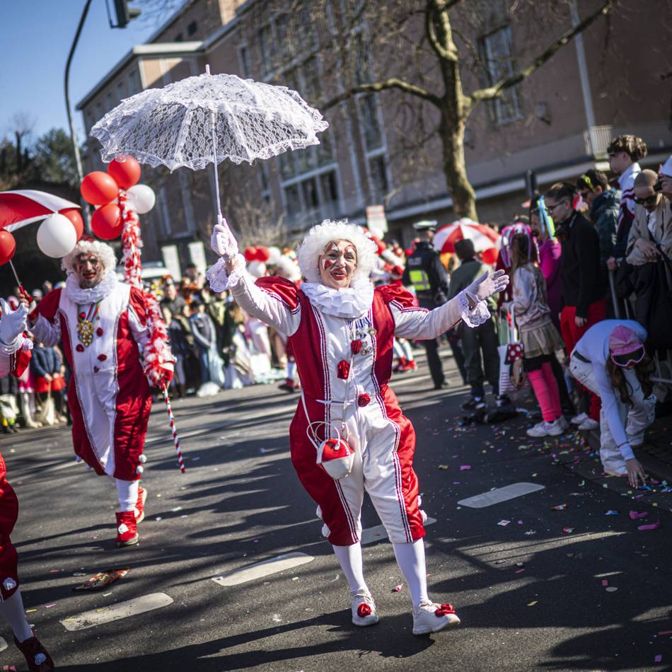Närrisches Treiben in Düsseldorf: So kommen die Jecken an Karneval 2026 am besten zu den Umzügen