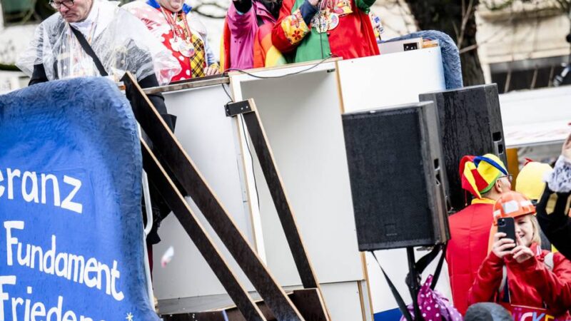 Karneval in Düsseldorf: Toleranzwagen rollt durch die Stadt – „Nur der Anfang von einem friedlichen Zusammenleben“