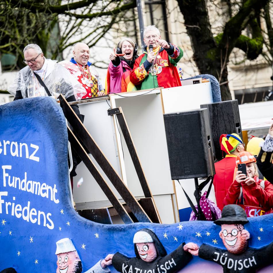 Karneval in Düsseldorf: Toleranzwagen rollt durch die Stadt – „Nur der Anfang von einem friedlichen Zusammenleben“