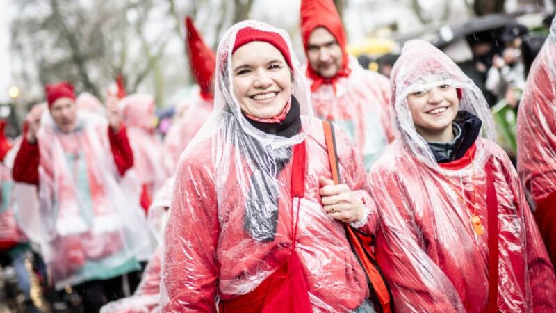Meerbuscher feiern Rosenmontag in Düsseldorf: Büdericher Karnevalisten trotzen dem Regen
