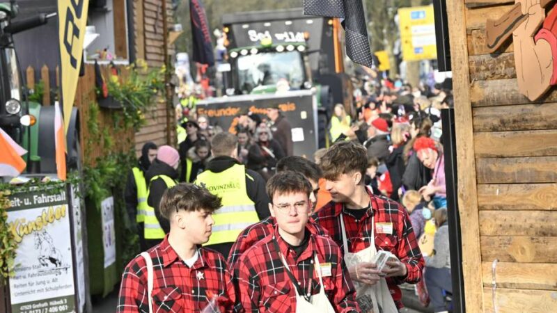 Rosenmontagszug in Süchteln: Süchteln wird zum kunterbunten Meer närrischer Ausgelassenheit