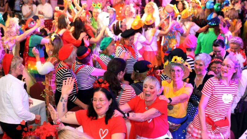 1300 jecke Wiever in Leverkusen: „Komplette Frauenpower“ – Mädchensitzung der Altstadtfunken bringt Saal zum Beben