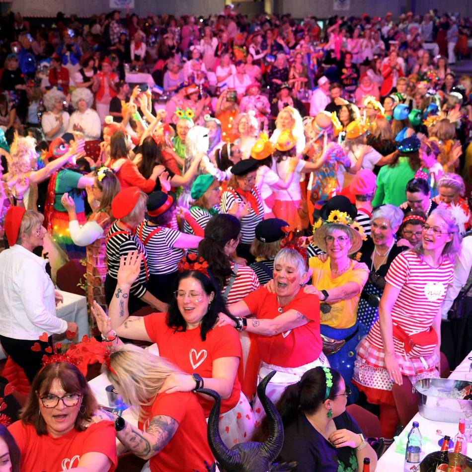 1300 jecke Wiever in Leverkusen: „Komplette Frauenpower“ – Mädchensitzung der Altstadtfunken bringt Saal zum Beben