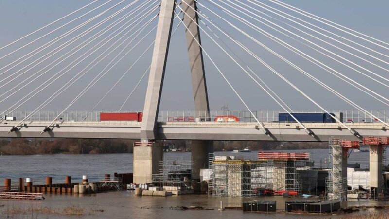 Rhein in Leverkusen: A1-Brückenbaustelle wegen Hochwasser unterbrochen