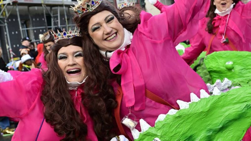Rosenmontag in Mönchengladbach: Narren trotzen bei Veedelszügen dem Regen