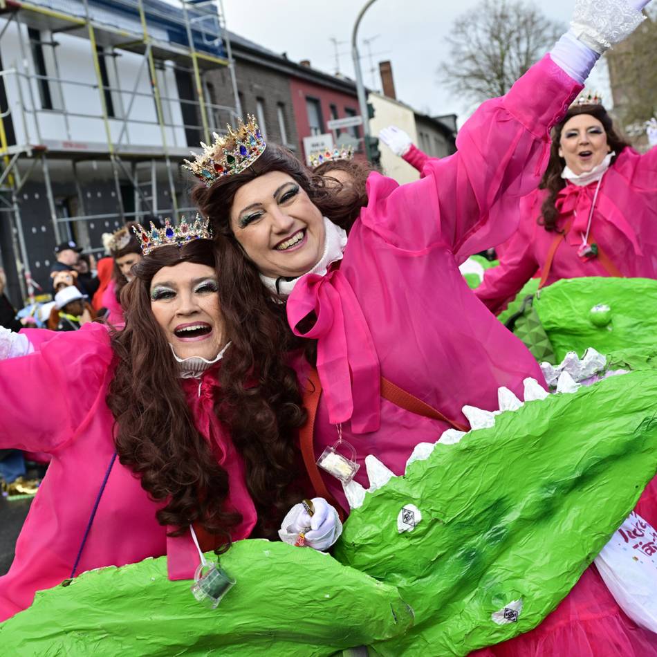 Rosenmontag in Mönchengladbach: Narren trotzen bei Veedelszügen dem Regen
