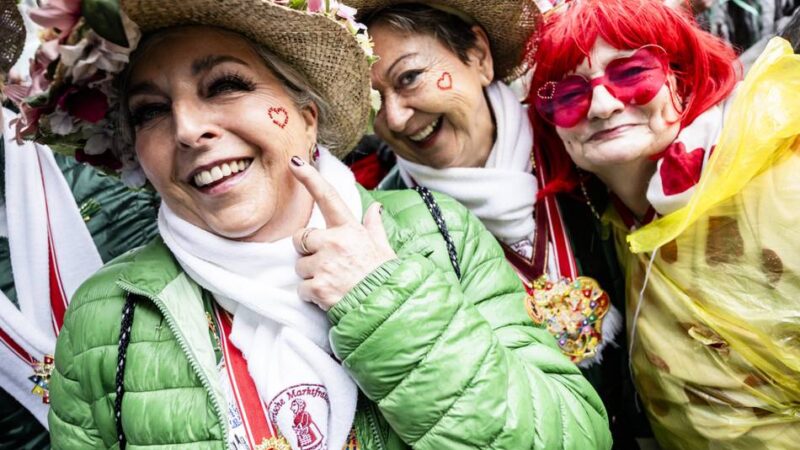 Karneval 2026: Altweiber Helau! Tausende haben in der Düsseldorfer Altstadt gefeiert