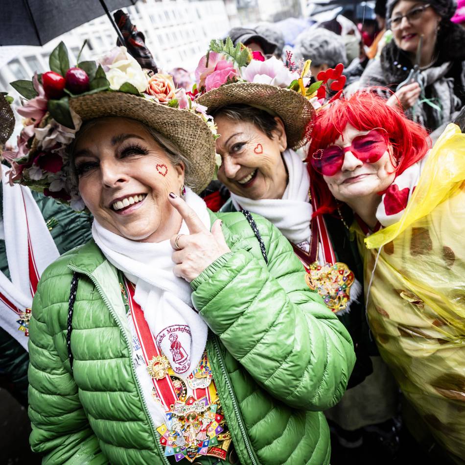Karneval 2026: Altweiber Helau! Tausende haben in der Düsseldorfer Altstadt gefeiert