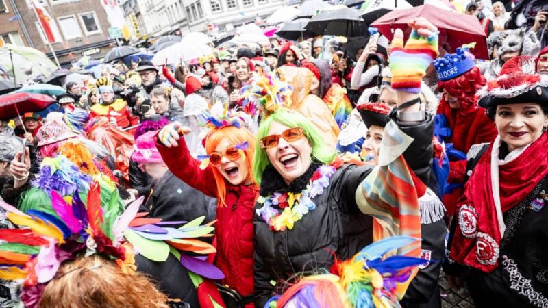 Erste Bilanz zu Karneval: Altweiber in Düsseldorf – viele Kontrollen, kaum größere Vorfälle