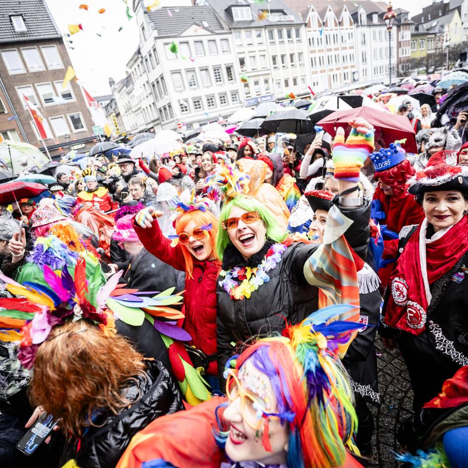 Erste Bilanz zu Karneval: Altweiber in Düsseldorf – viele Kontrollen, kaum größere Vorfälle