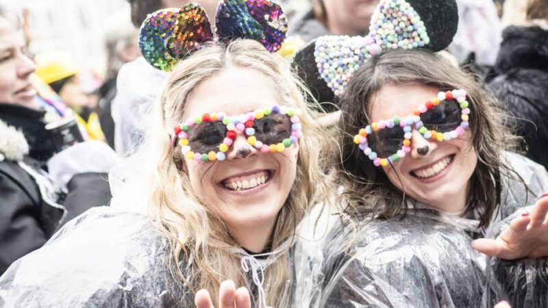 Altweiber 2026: Tausende Narren feiern im Regen – „Wir Düsseldorfer lassen uns nicht aufhalten“