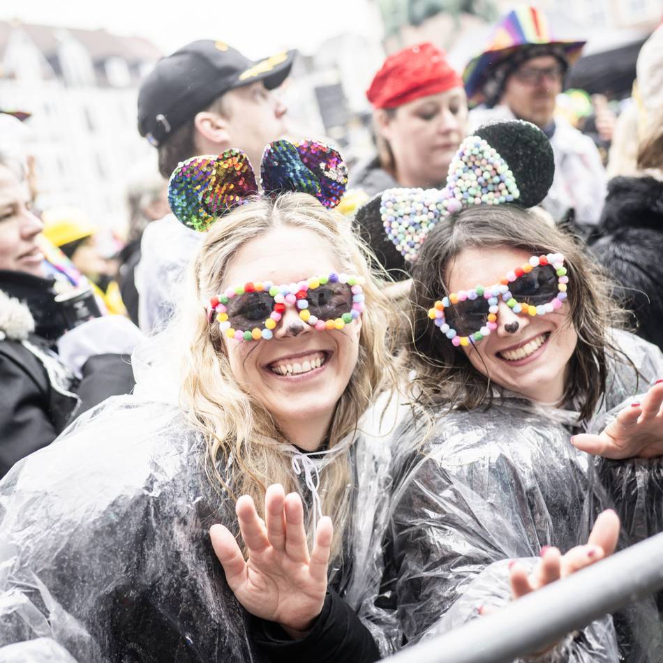 Altweiber 2026: Tausende Narren feiern im Regen – „Wir Düsseldorfer lassen uns nicht aufhalten“