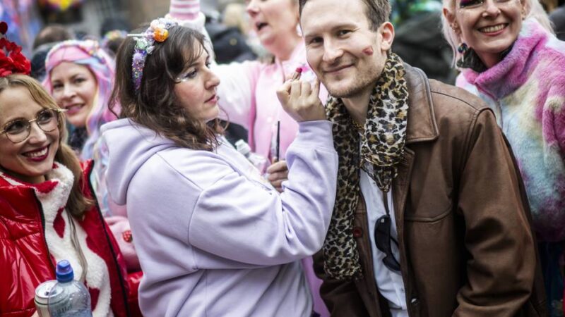 Selbstversuch in Düsseldorf: Mein erstes Mal beim Karneval – „Das ist keine Show, das ist wirklich so!“