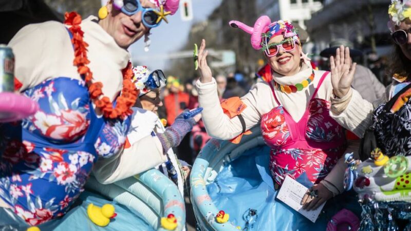 Sonne lacht über Düsseldorf: Tausende Narren strömen zum Kö-Treiben