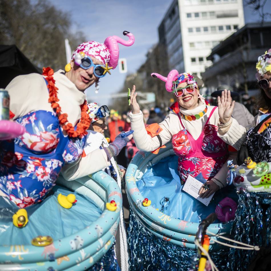 Sonne lacht über Düsseldorf: Tausende Narren strömen zum Kö-Treiben