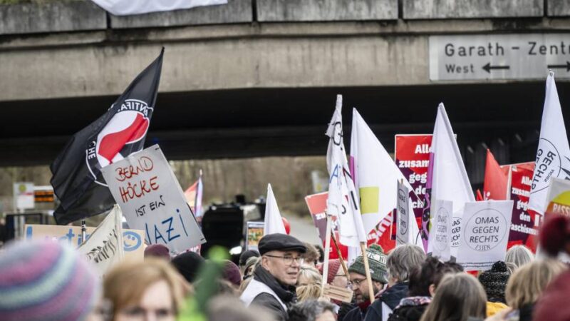 News-Protokoll: Tausende Menschen bei Demo in Düsseldorf-Garath gegen Höcke-Auftritt