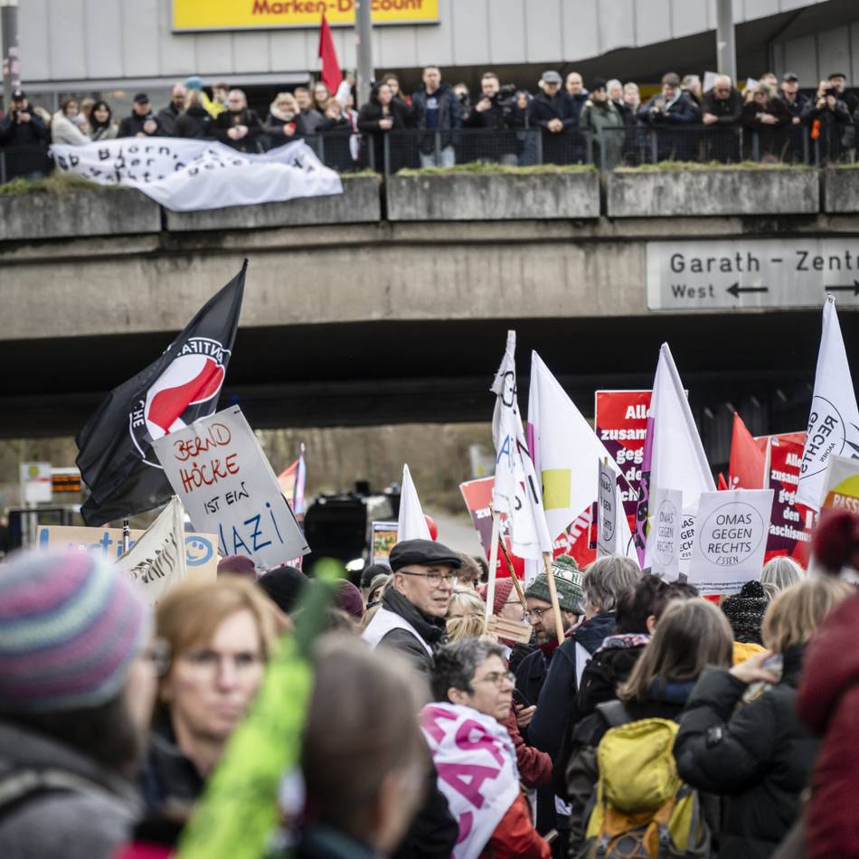 News-Protokoll: Tausende Menschen bei Demo in Düsseldorf-Garath gegen Höcke-Auftritt