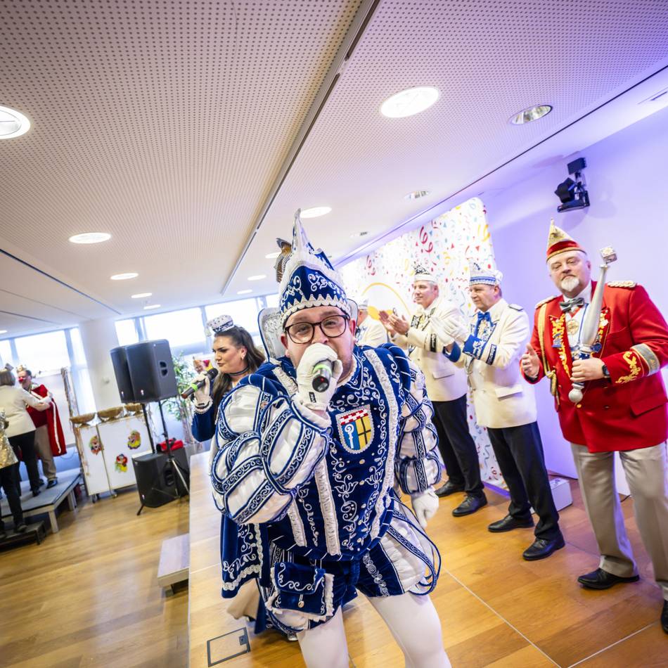 Karneval aus Mönchengladbach in Düsseldorf: Prinz Marc I. und Prinzessin Niersia Janine rocken die RP-Zentrale