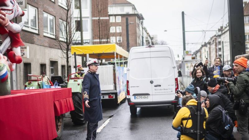 Düsseldorfer Wagenbauer: Tilly sendet am Rosenmontag auf allen Kanälen