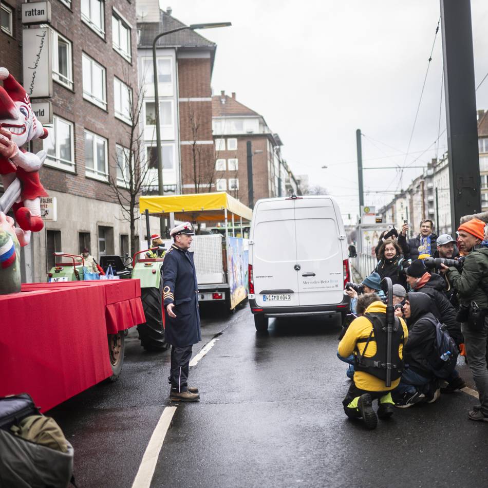 Düsseldorfer Wagenbauer: Tilly sendet am Rosenmontag auf allen Kanälen