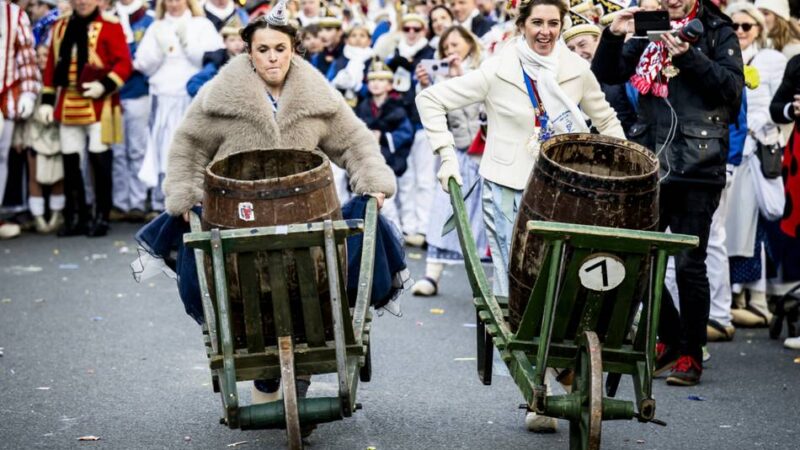 Über 1000 Närrinnen und Narren liefen mit: Tierisch bunt und jeck beim Veedelszoch in Düsseldorf-Niederkassel