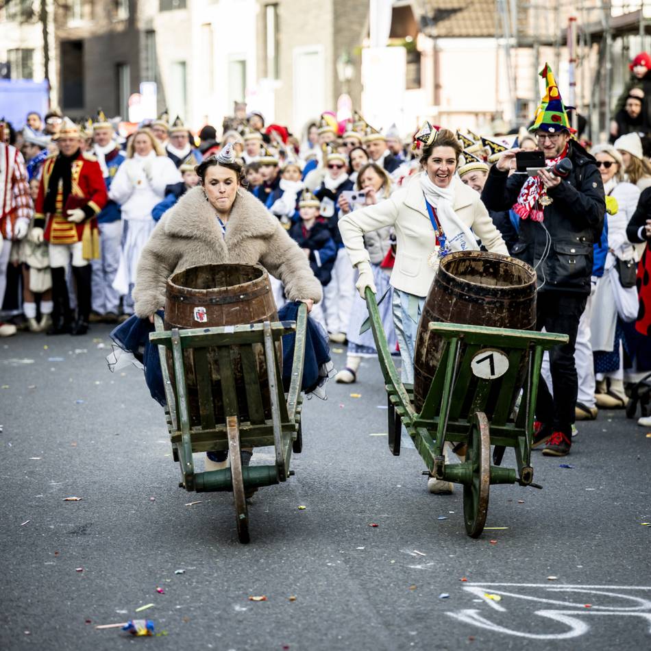 Über 1000 Närrinnen und Narren liefen mit: Tierisch bunt und jeck beim Veedelszoch in Düsseldorf-Niederkassel