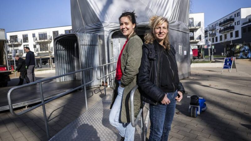 Junge Rheinoper: Mitten in Düsseldorf-Rath ist ein Ufo gelandet