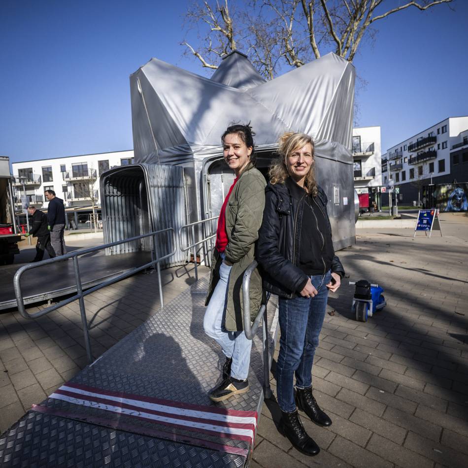 Junge Rheinoper: Mitten in Düsseldorf-Rath ist ein Ufo gelandet