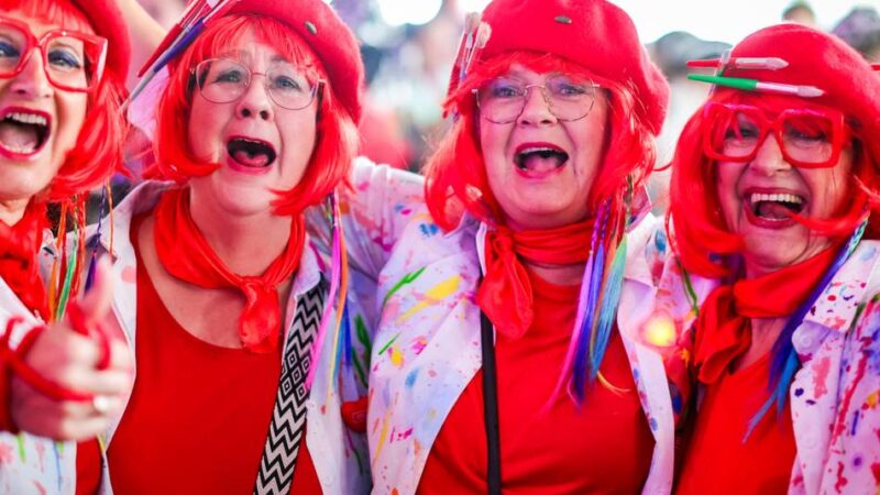 Karneval 2026: So ausgelassen feiern die Jecken bei der Altweiberparty in Duisburg