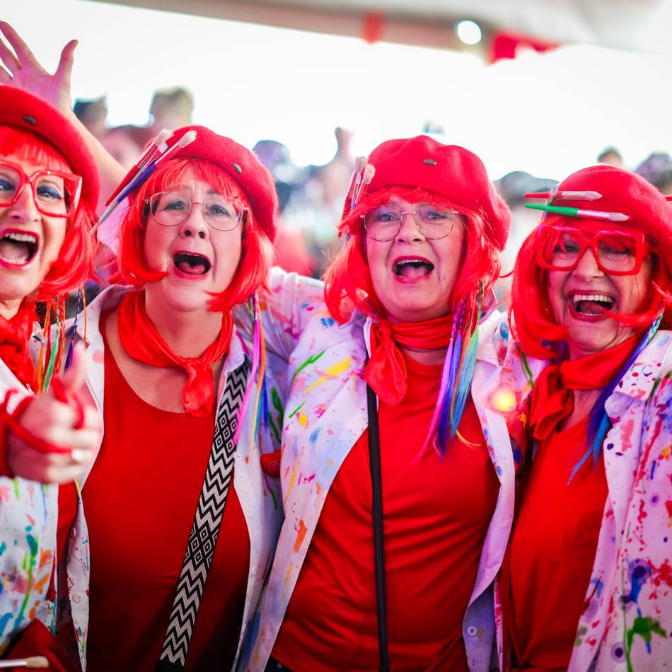 Karneval 2026: So ausgelassen feiern die Jecken bei der Altweiberparty in Duisburg