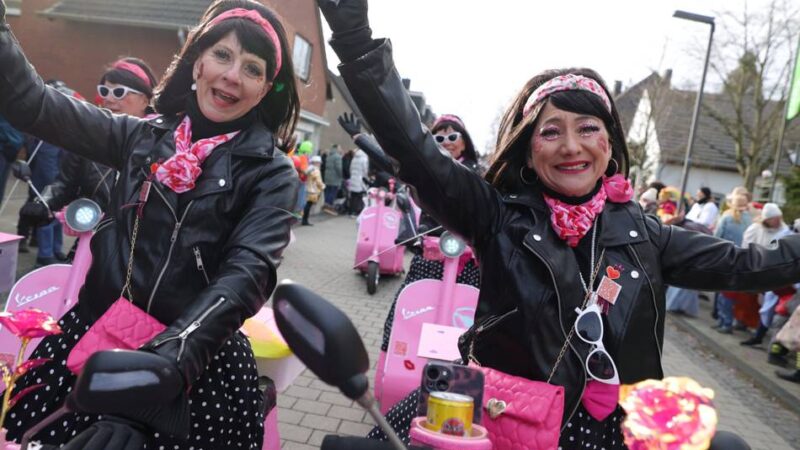 Karneval in Duisburg 2026: Narren ziehen bei Sonnenschein durch das kleine Serm