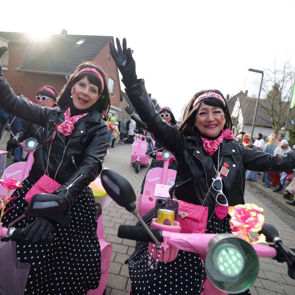 Karneval in Duisburg 2026: Narren ziehen bei Sonnenschein durch das kleine Serm