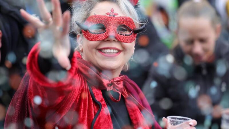 Fotos von Jecken und Kostümen: So schön war der Rosenmontagszug in Duisburg – Karneval im Regen