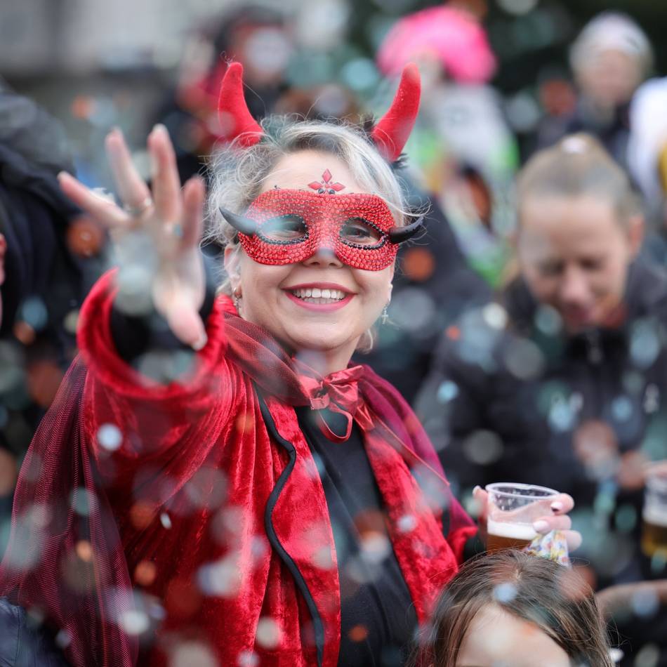 Fotos von Jecken und Kostümen: So schön war der Rosenmontagszug in Duisburg – Karneval im Regen